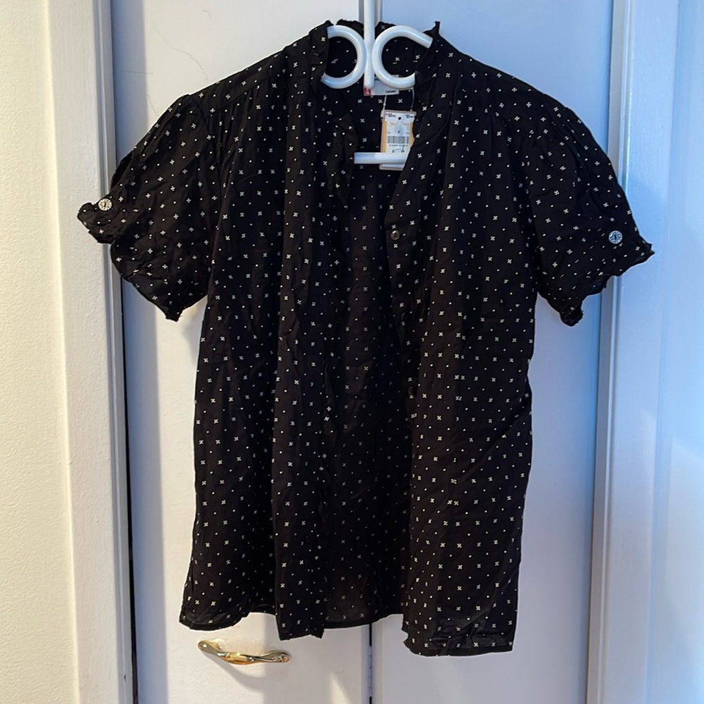 BNWT Levis, short sleeve top. Xl